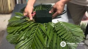 cắm hoa hồng để bàn đám cưới