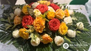 cắm hoa hồng để bàn đám cưới