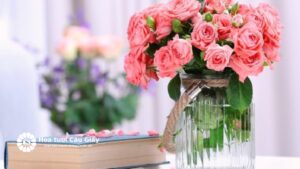 thành quả cắm hoa hồng để bàn đám cưới