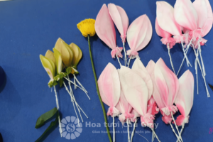 Tất cả nguyên liệu đã chuẩn bị làm hoa sen bằng vải voan